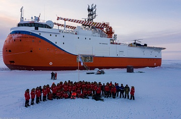 Ice-resistant floating platform Severny Polyus. Project 00903